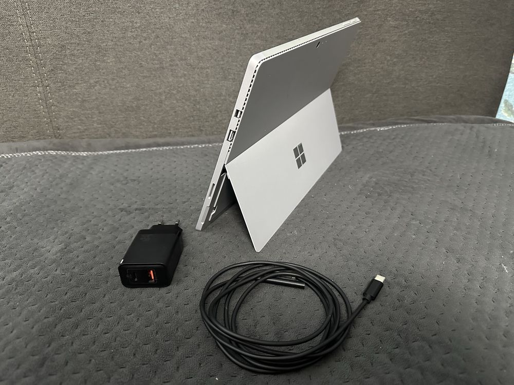 Surface Pro 4, 12.3’’ i5 6300U, 4/128Gb, wifi.