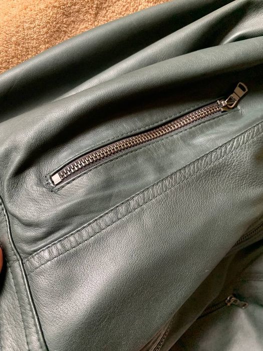 Темно-зеленая куртка из итальянской кожи