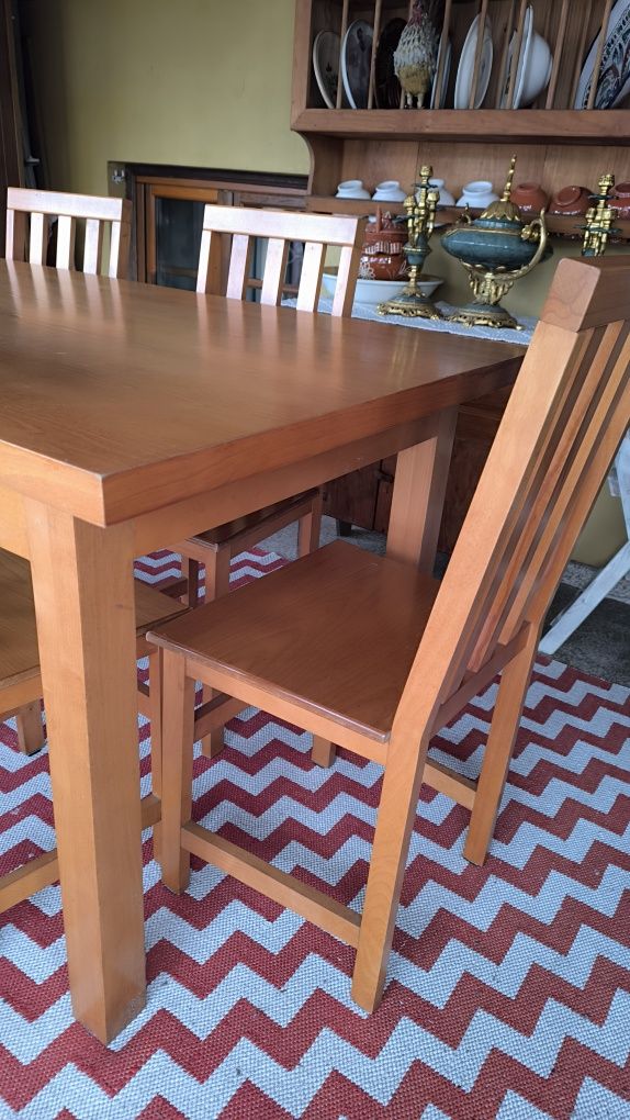 Mesa com 6 cadeiras em madeira