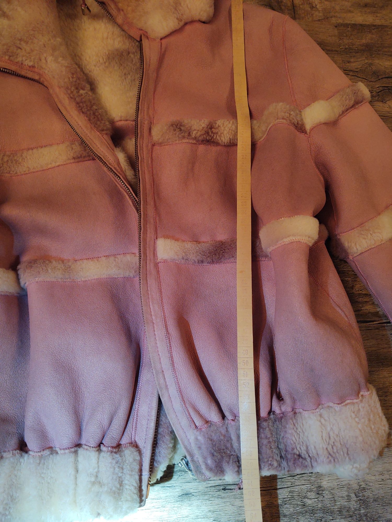 Розовая куртка-дублёнка на овчине со вставками кожи