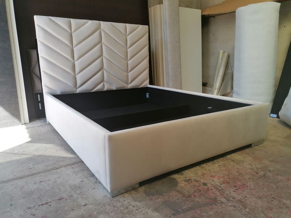 Łóżko tapicerowane jodełka panele glamour beż jasne welwet welur łoże