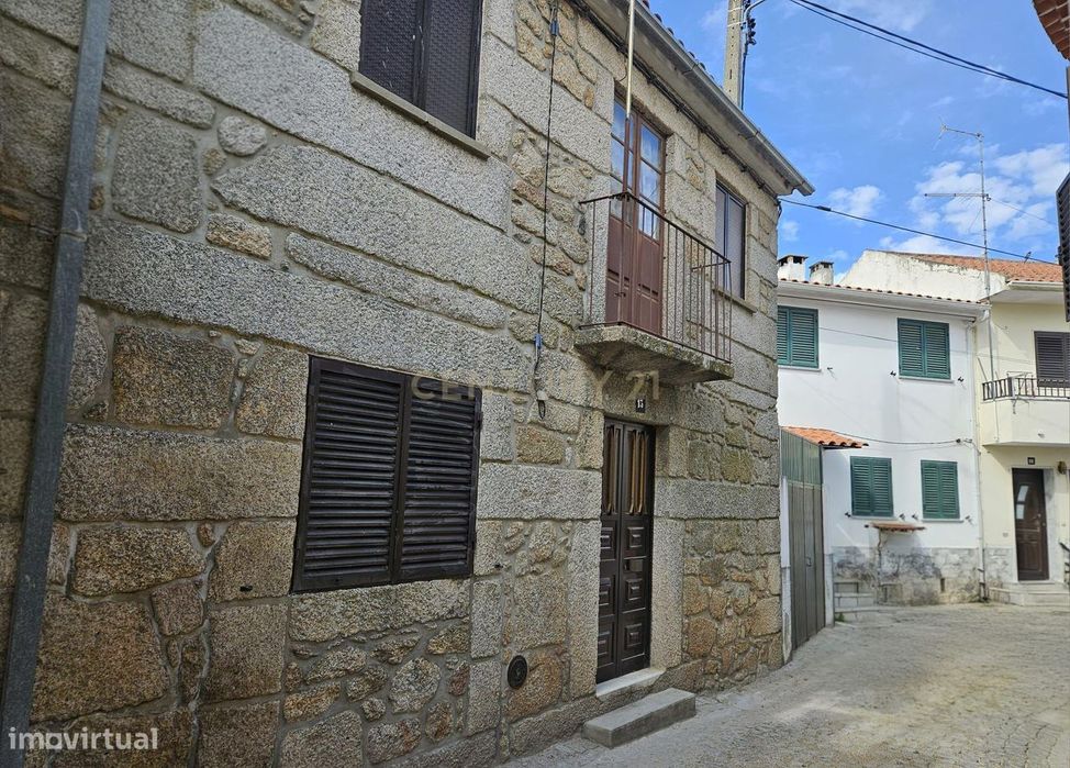 Moradia de 2 andares para recuperar – Soalheira, Fundão