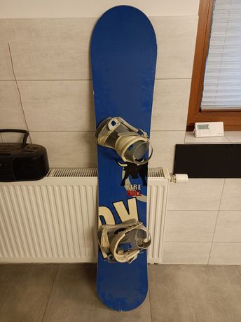 Deska snowboardowa Wild Duck razem z wiązaniami. Długość 153cm