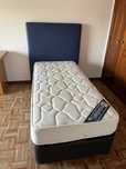 Cama sommier individual com cabeceira e colchão