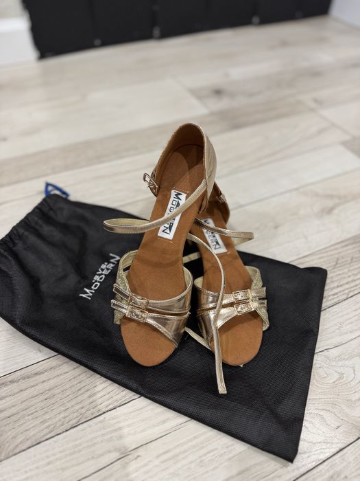 Продам очень красивые почти новые туфли для бальных танцев