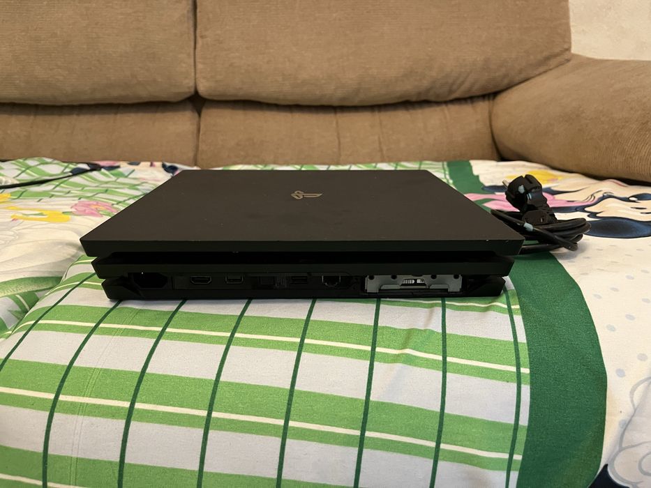PS4 pro em bom estado sem comando