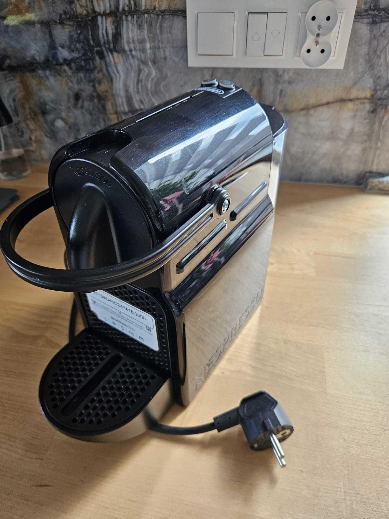 Ekspres do kawy na kapsułki DeLonghi Nespresso Inissia EN80.B + GRATIS