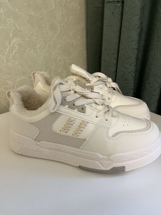 Нові! Кросівки утеплені зимові ботинки жіночі 40-41