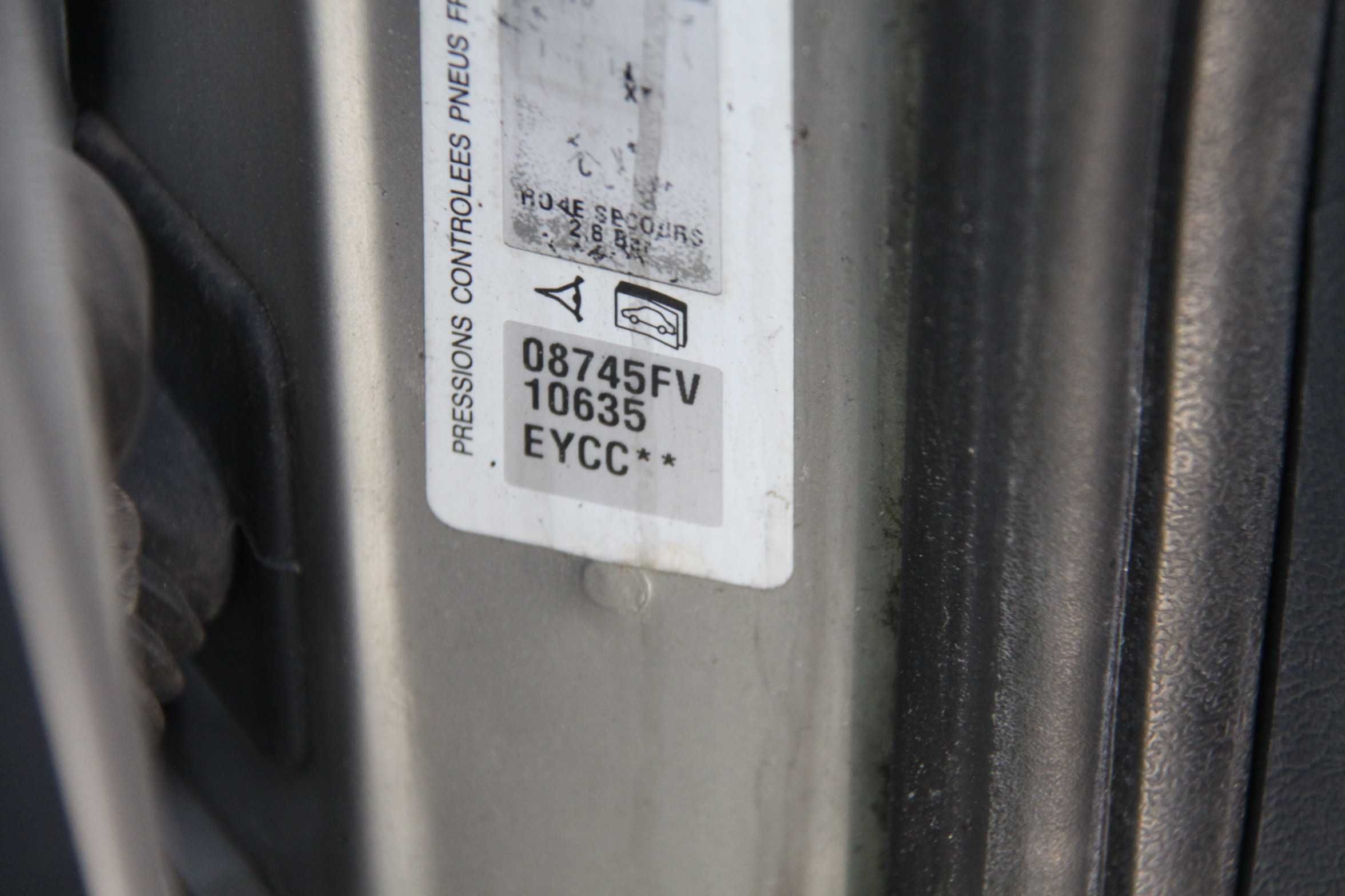 Berlingo Partner  2,0 HDI RHY Kolor EYCC Auto na Części