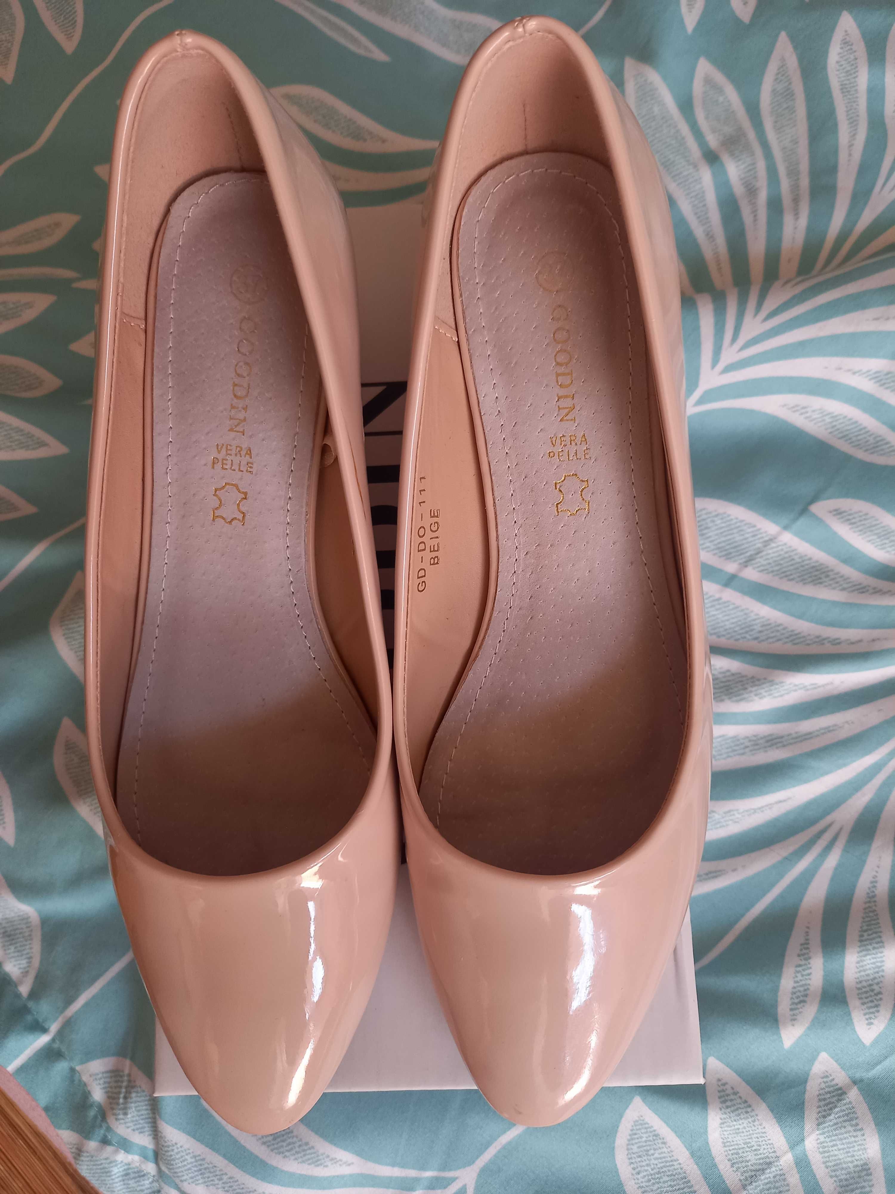 Buty na obcasie r. 37