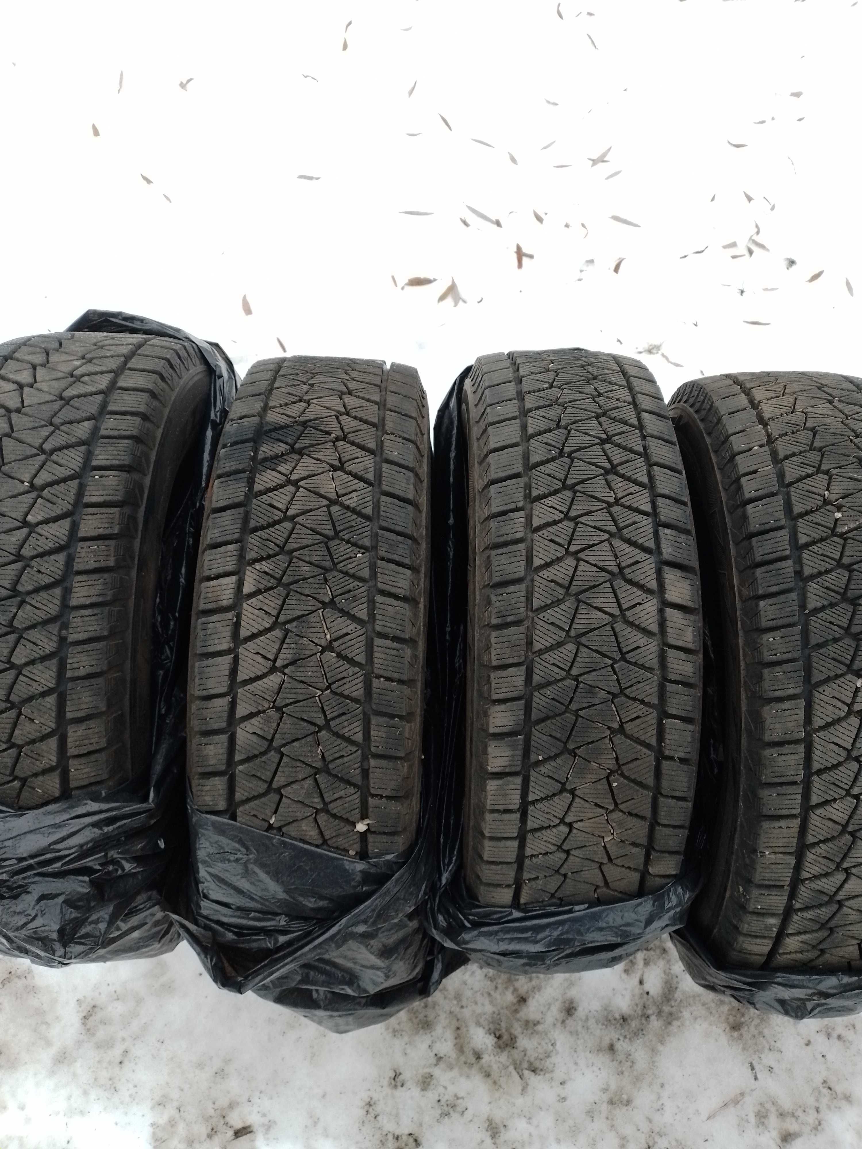 Шини зима Bridgestone Blizzak DM-V2 205/70 R15 96S