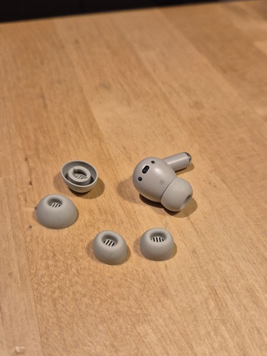 Motorola Buds+ sound by Bose słuchawka prawa