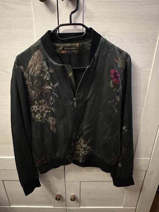 Kurtka bomberka w kwiaty