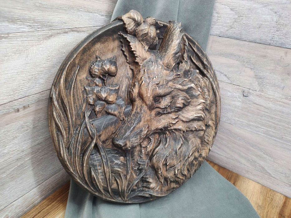 Obraz płaskorzeźba Lis w trawie okrągły drewniany obraz 30 cm