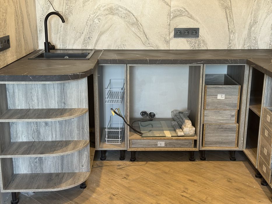 Продам новый корпус  кухни , модули кухни без фасадов