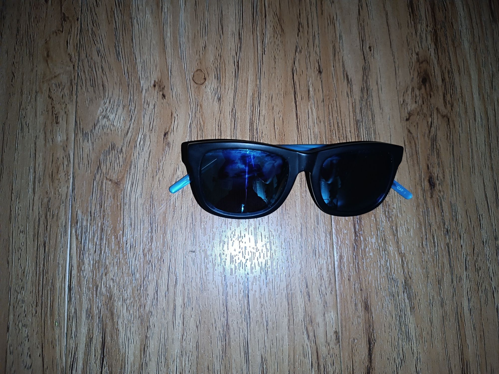 Óculos de sol e pano