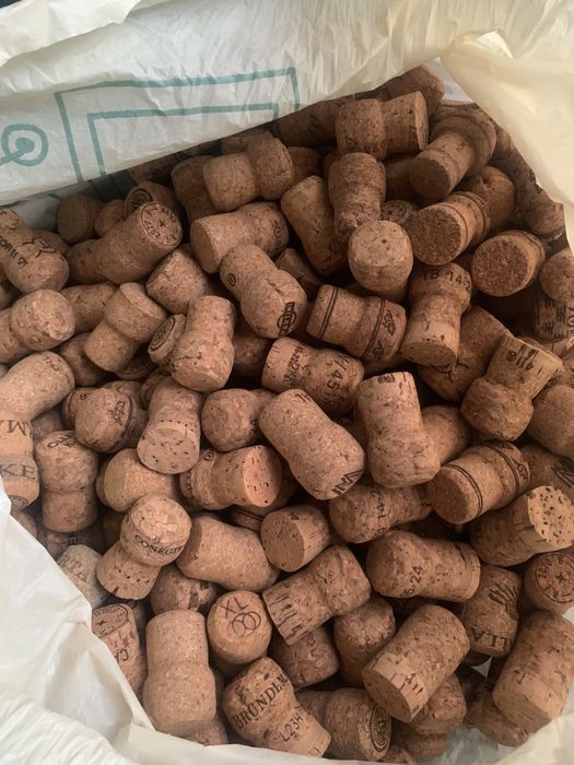 Коркові пробки від вина і шампанського