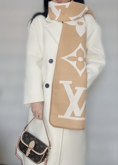 Trendowy, stylowy szalik w stylu L V