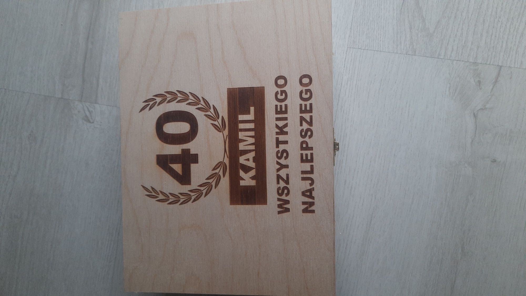 Pudełko drewniane z grawerem na 40-urodziny KAMIL + 8 motywow NOWE