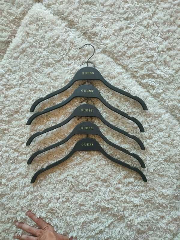 Cabides Guess originais novos.