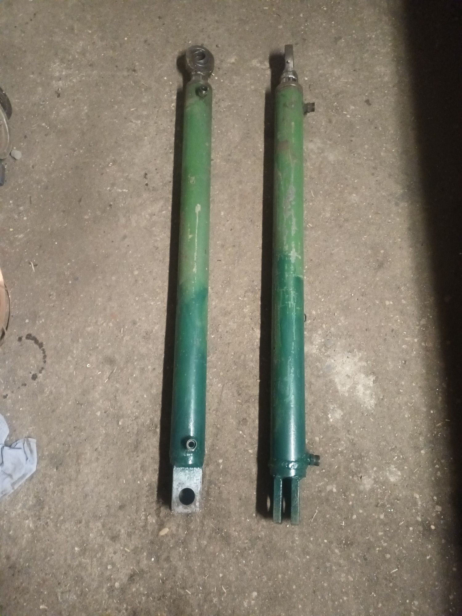 Siłownik hydrauliczny dwustronny