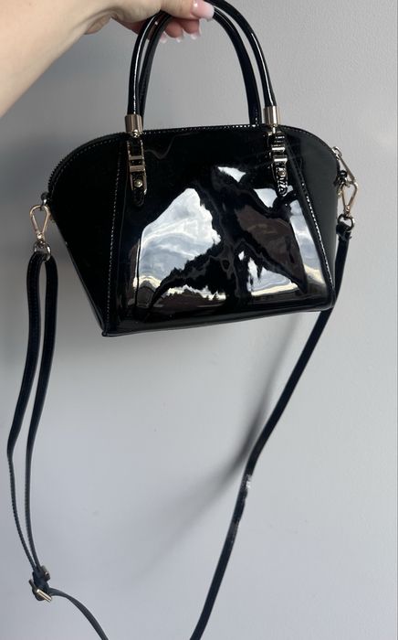 Skórzana lakierowana torebka z paskiem na ramię marka Kazar