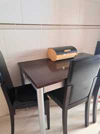 Mesa com quatro cadeiras