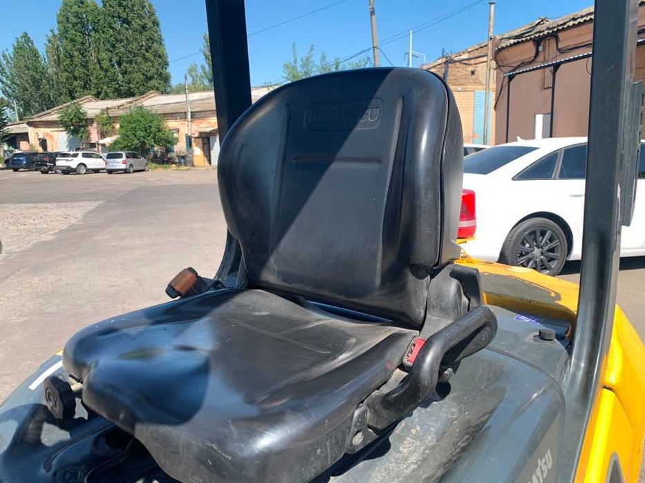 Вилочний автонавантажувач Komatsu,з дод. лiн. та щоглою 4.5 метри.