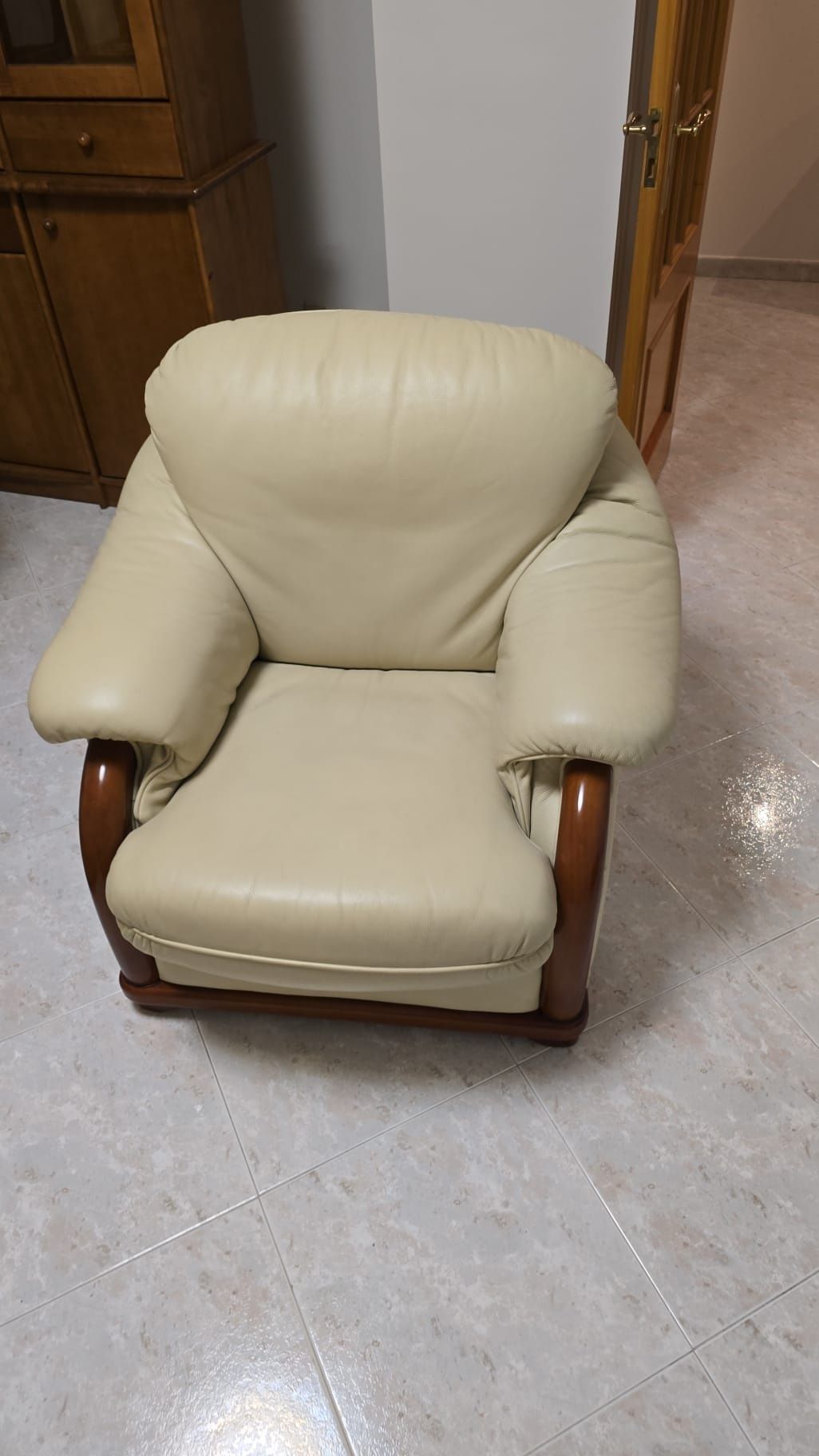Sofa, Mesa com 4 cadeiras e Armario