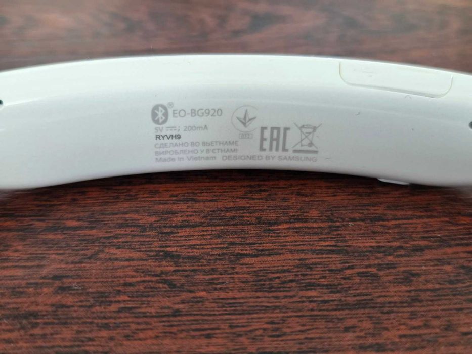 Гарнітура / бездротові навушники Samsung Level U на запчастини.