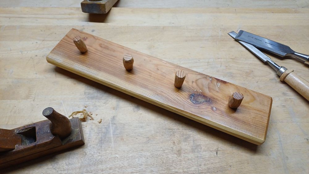 Wieszak na ubrania, z 60 letniego parapetu, rękodzieło, upcykling.