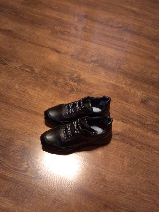 Шкіряні кросівки 38р.горно та стильно вигляд