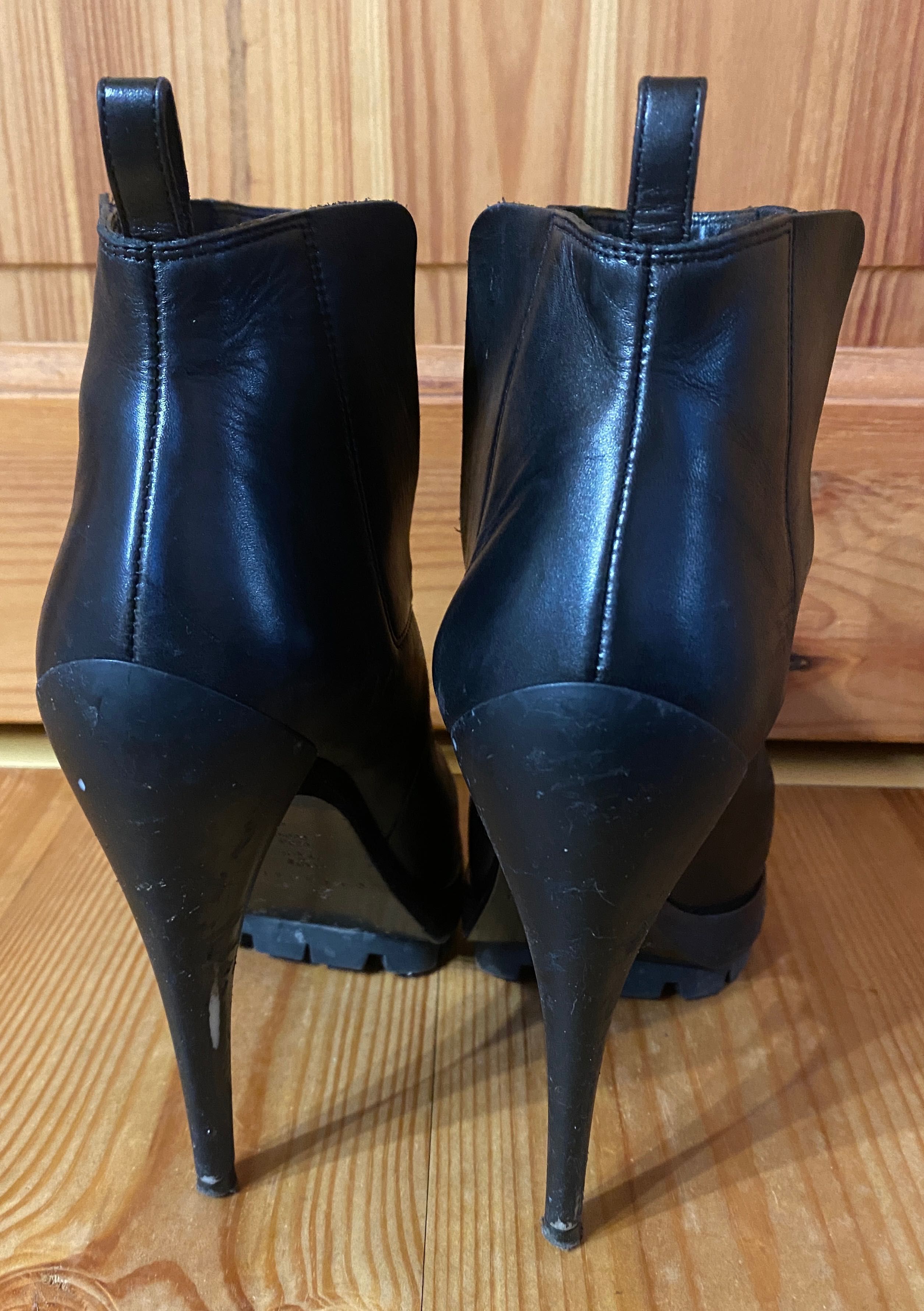 Czarne klasyczne botki szpilka obcas metal czubek glamour Casadei 37