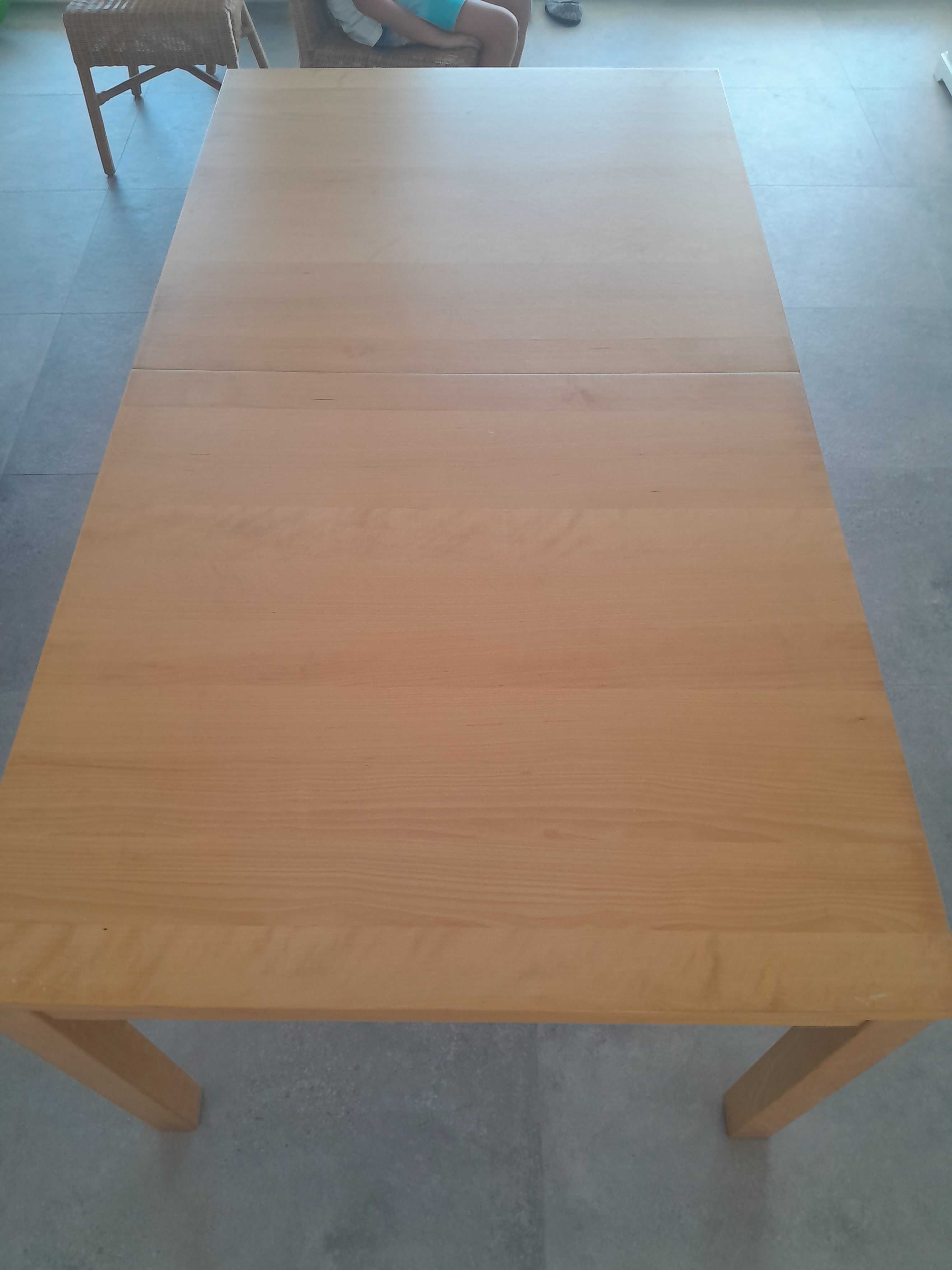 Mesa de refeições extensível em madeira