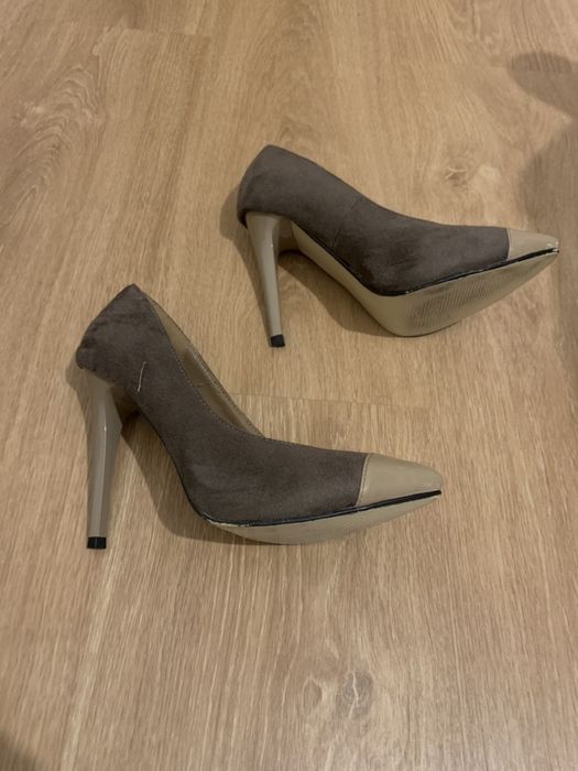 Sapatos de pele novos