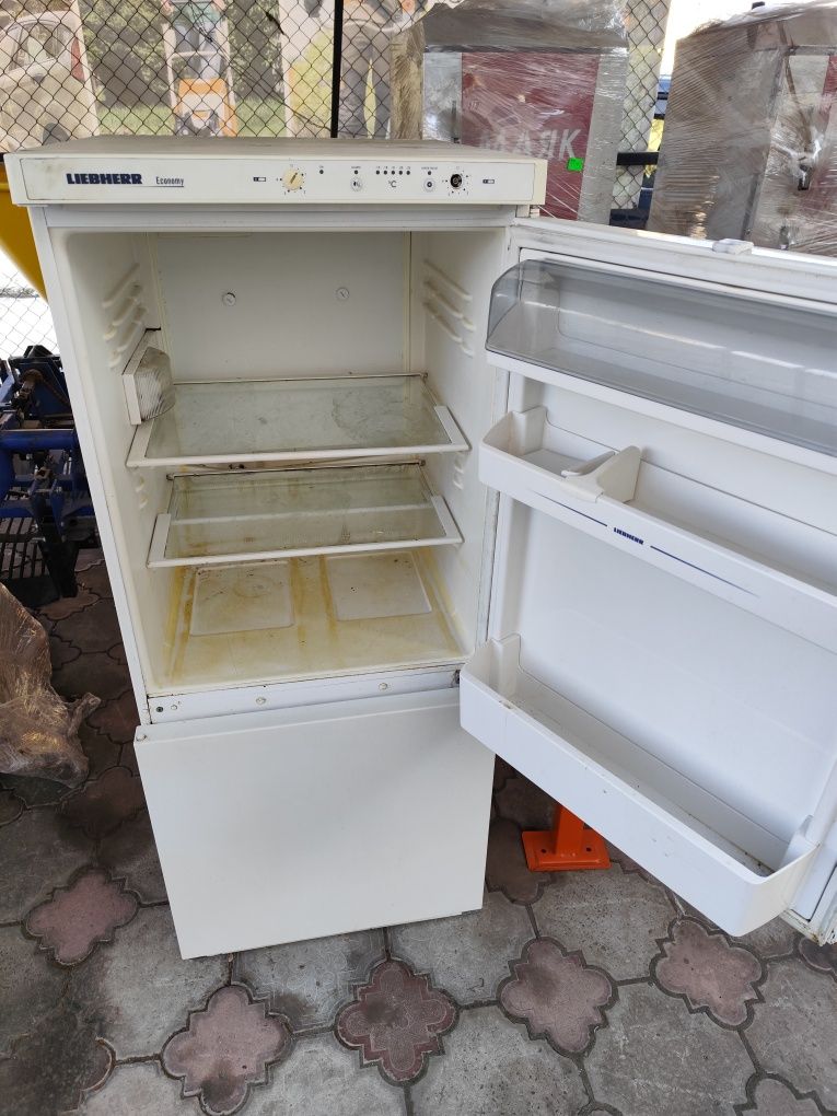 Б/У холодильник не робочий продам терміново