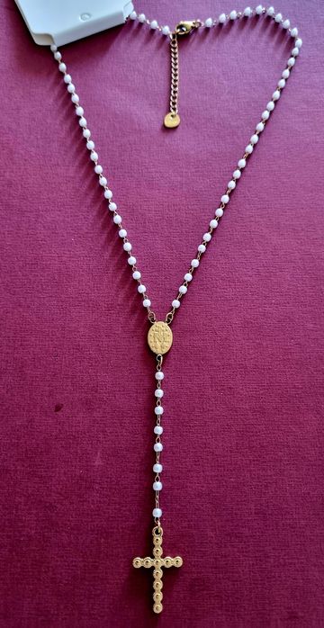 Colar dourado, em aço, em forma de terço com pequenas pérolas.