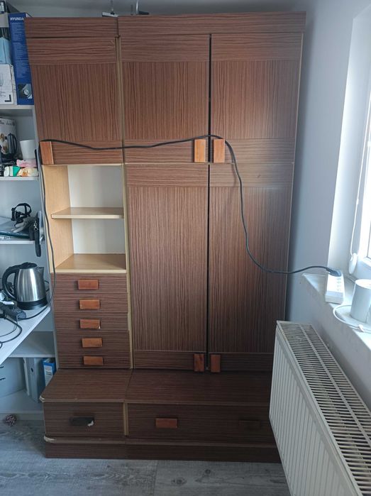 Za darmo solidna biblioteczka plus rozkładany stolik