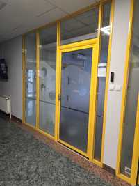 Szklana ściana biurowa wewnętrzna z drzwiami