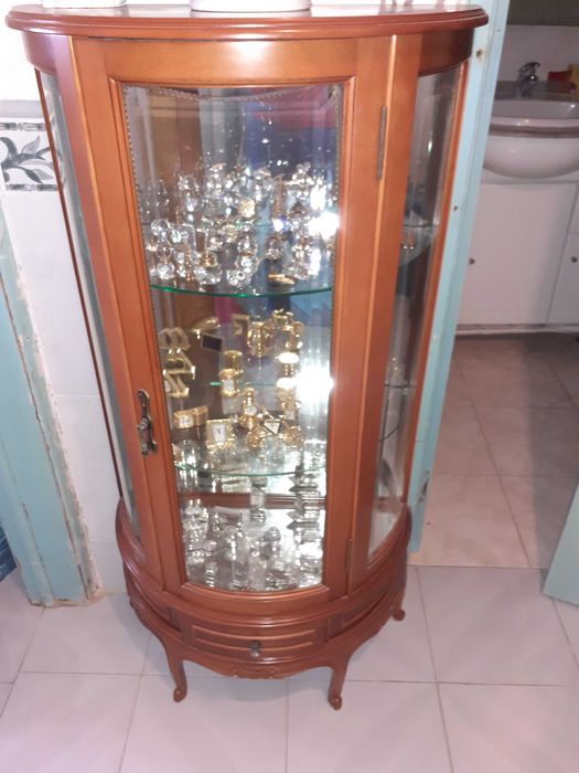 Movel  vitrine  em cerejeira