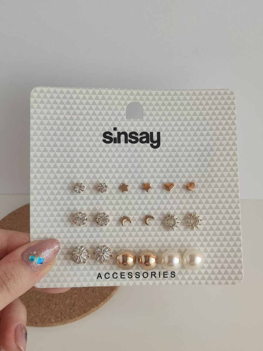 Kolczyki Sinsay różne rodzaje złote srebrne perełki zestaw kolczyków