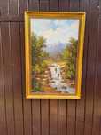 Obraz w złotej ramie wodospad w górach 60x90