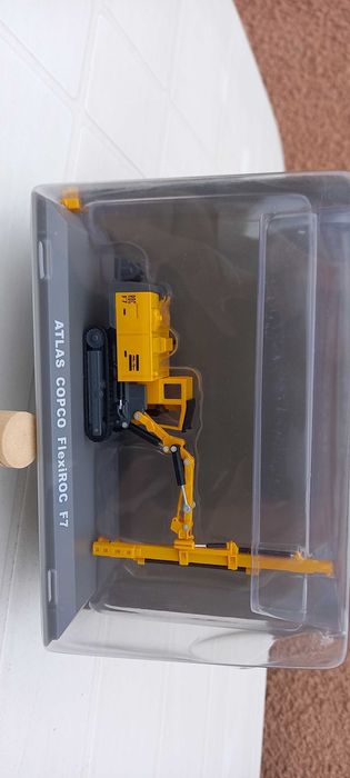 Komatsu,  Liebherr,  Volvo : 8 modelos escala 1/72.