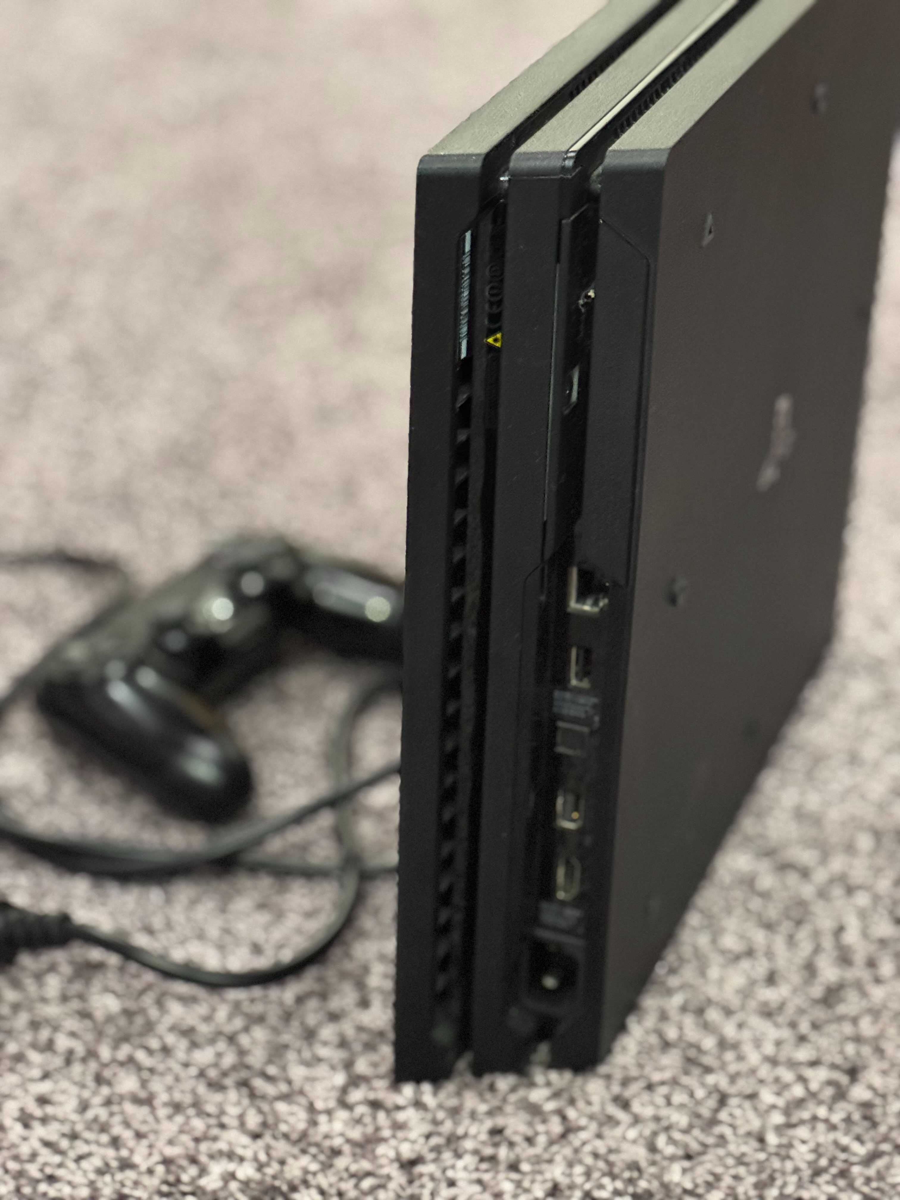 PlayStation 4 Pro 1TB + геймпад, ідеальний стан