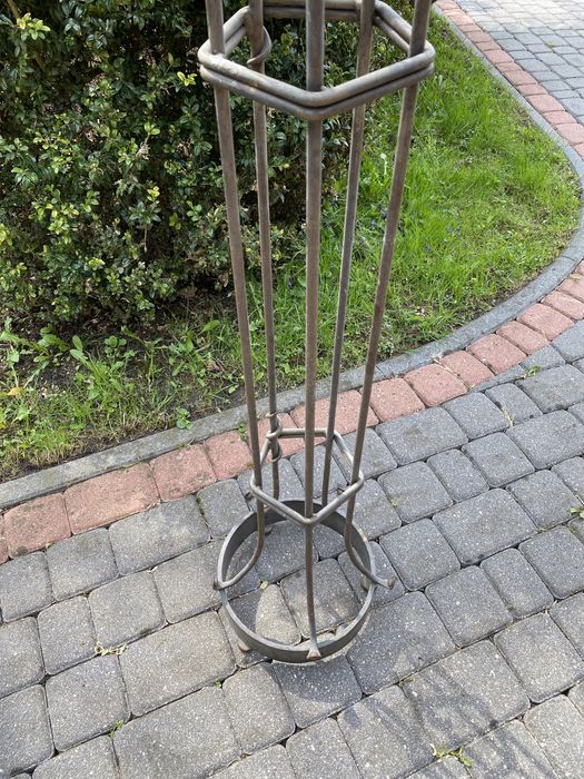 Świecznik metalowy ciężki piekny w koorze starego metalu.