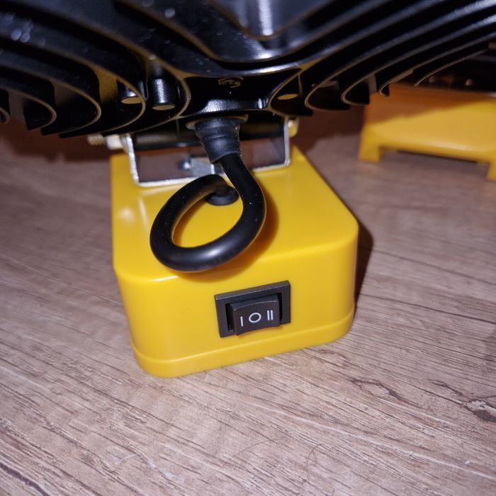 Прожектор акумуляторний деволт