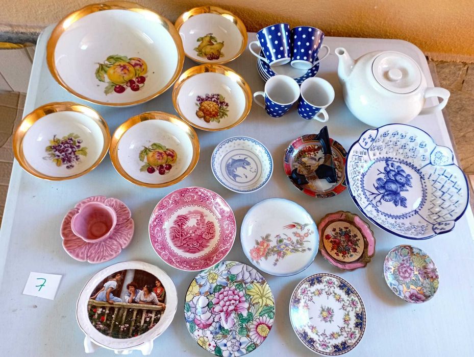 Lote de Loiça - Bule/Pratos/chávenas/Fruteira