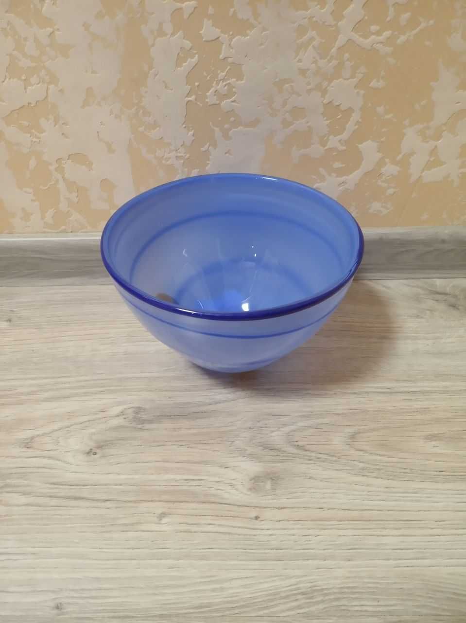 Скляна ваза. з кольорового скла