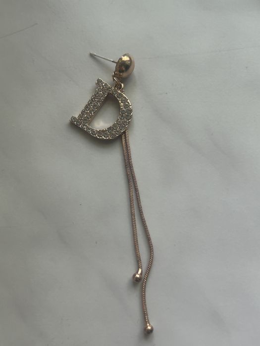 Złote kolczyki wiszące z cyrkoniami