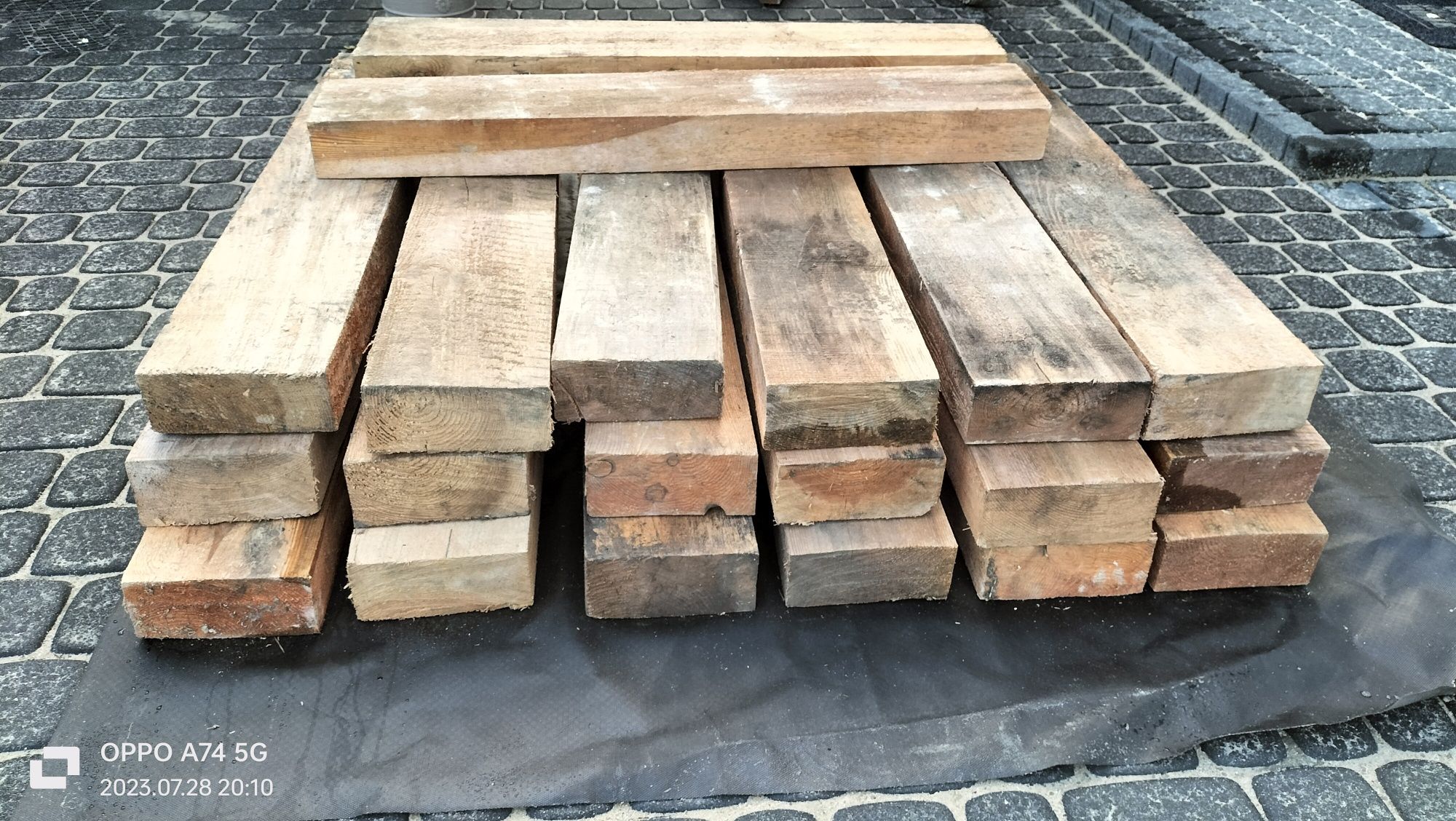 Belki drewniane, pozostałość po budowie dachu